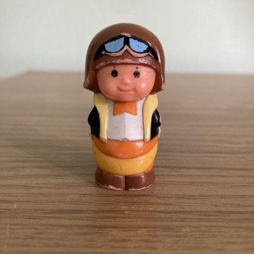 Pilou bee figure the - pilou,